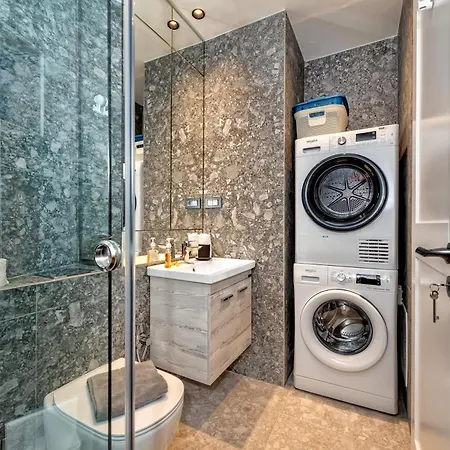 The Nest * Hriszí Aktí Haniá